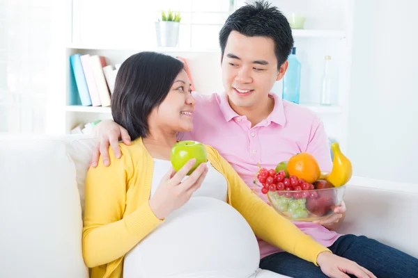 Donna incinta che mangia frutta — Foto Stock