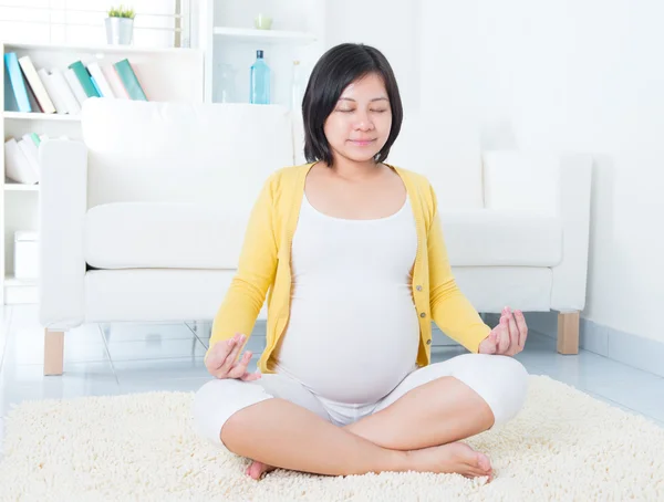 Asiática embarazada mujer meditando —  Fotos de Stock