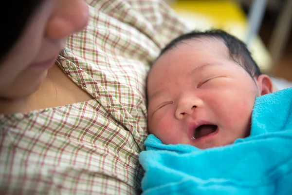 Asiatico madre e neonato — Foto Stock