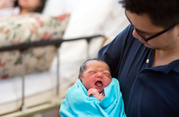 Asiático recién nacido bebé y papá — Foto de Stock