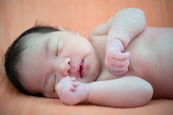 Neonato asiatico bambino ragazza dormire — Foto Stock