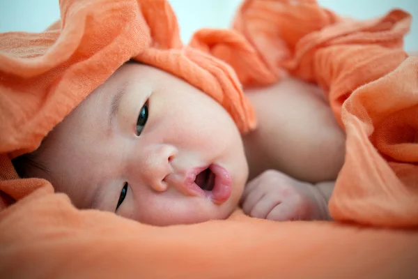 Νεογέννητο μωρό ασιατικό κορίτσι ξύπνιοι, — Φωτογραφία Αρχείου