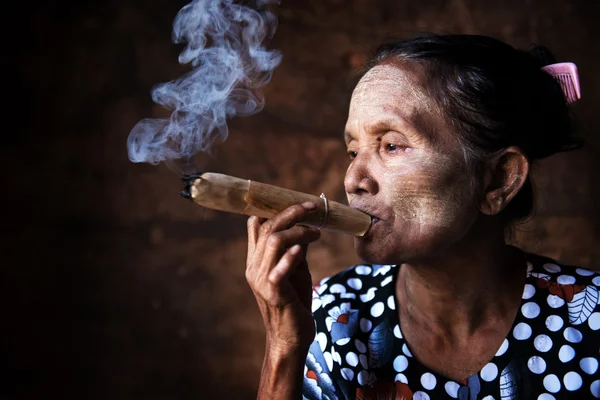 Régi ázsiai nő, dohányzás — Stock Fotó