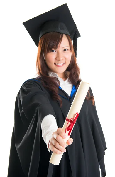 Estudiante graduado mostrando diploma de graduación — Foto de Stock