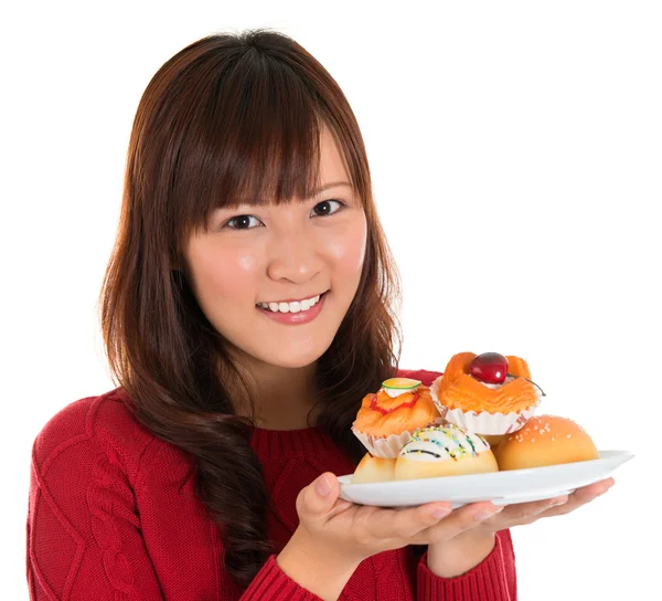 Asian woman holding a plate of cakes — Stock Photo, Image