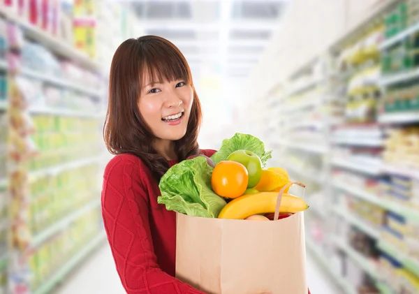 Asiatin beim Einkaufen in einem Lebensmittelgeschäft — Stockfoto