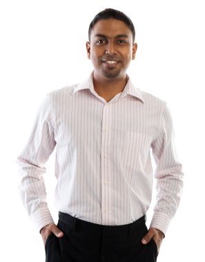 Hintli adam gülümsüyor.