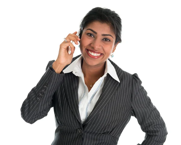 Mulher indiana falando ao telefone . — Fotografia de Stock