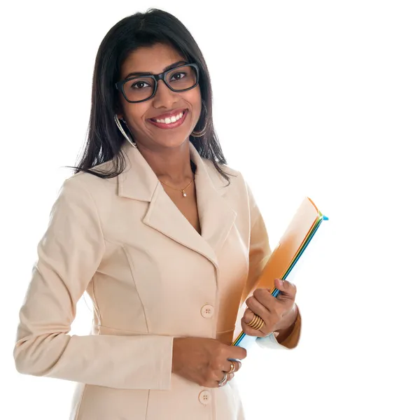 Indyjski bizneswoman gospodarstwa pliku dokumentu pakietu office. — Zdjęcie stockowe