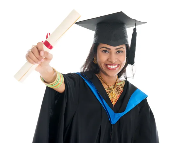 Estudante de graduação indiana mostrando seu certificado de diploma — Fotografia de Stock