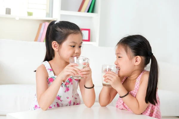 Crianças que bebem leite . — Fotografia de Stock