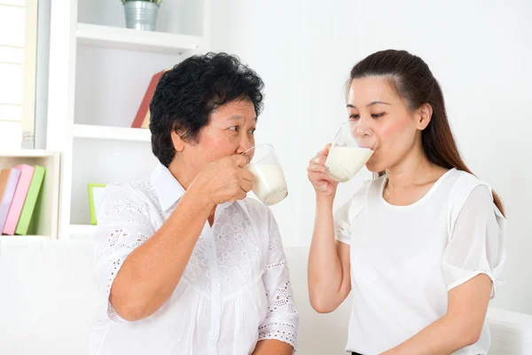 Beber leche. — Foto de Stock