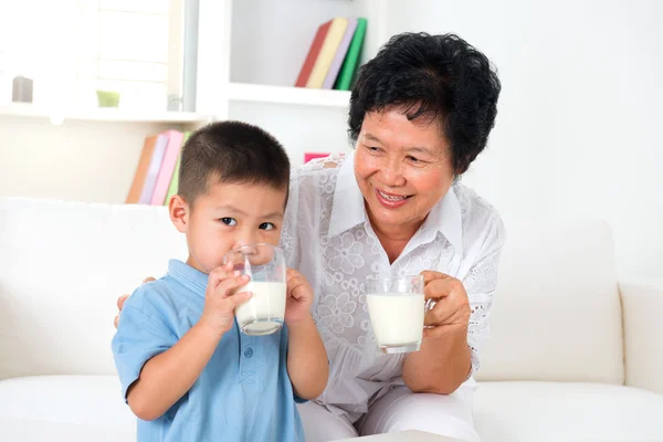 Drink milk together — Stock Photo, Image