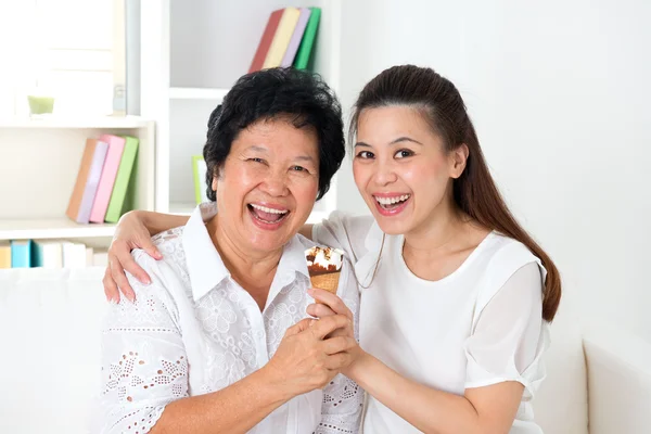 Família comer sorvete — Fotografia de Stock