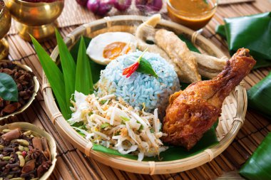 Nasi kerabu veya nasi ulam
