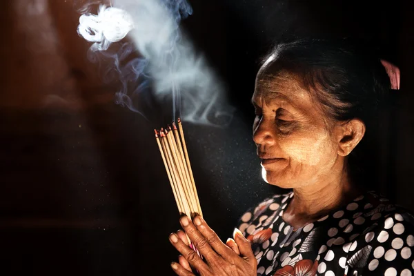 Pregare con bastoncini di incenso — Foto Stock