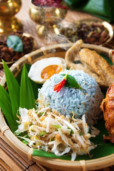 Malaiisches Reisgericht nasi kerabu — Stockfoto