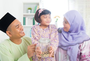 Güneydoğu Asya malay aile tasarruf