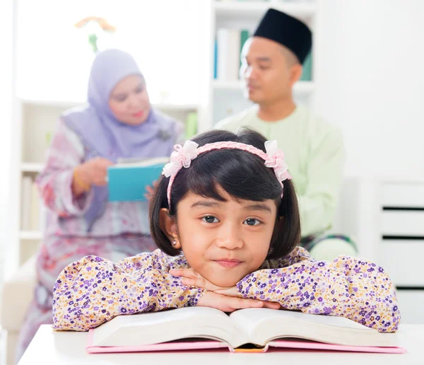 Muslim girl reading book. — Stock Photo, Image