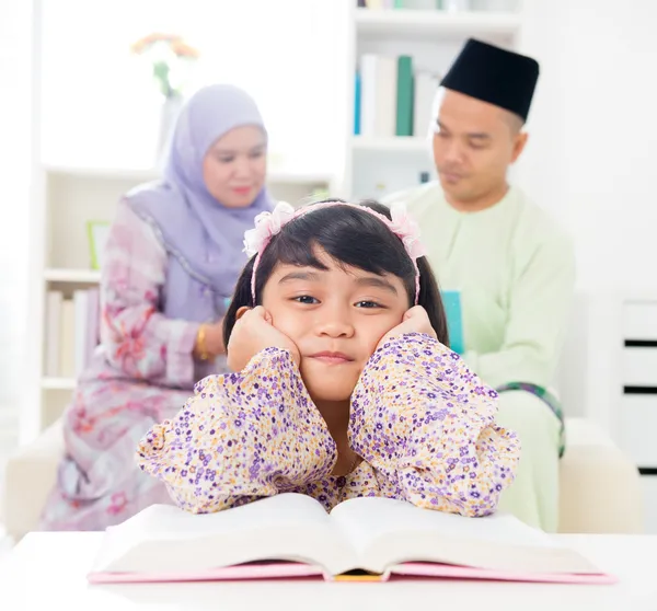 Maleis meisje leesboek. — Stockfoto