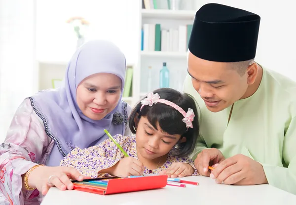 Asiatische Familie zeichnen und malen — Stockfoto