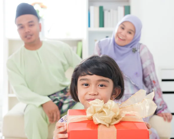 Southeast Asian girl with gift box — Stock Photo, Image