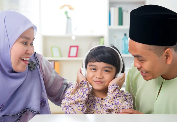 Muslimsk flicka lyssna på musik — Stockfoto