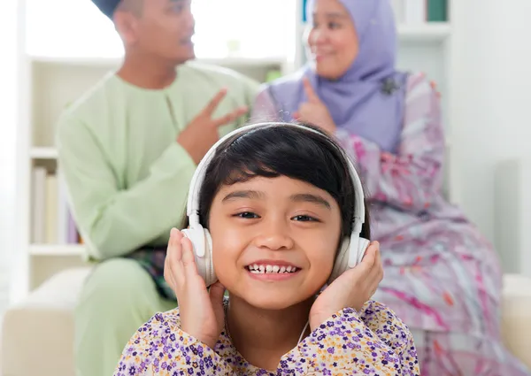 Muslim girl listening to song — Stock Photo, Image