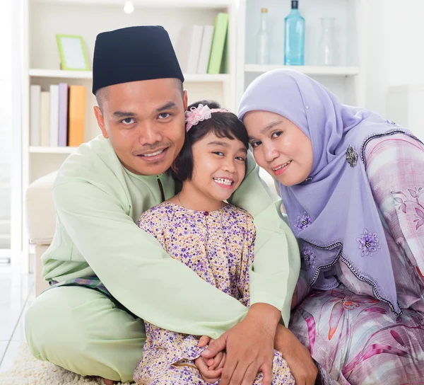 Muslimische Eltern umarmen Kind — Stockfoto