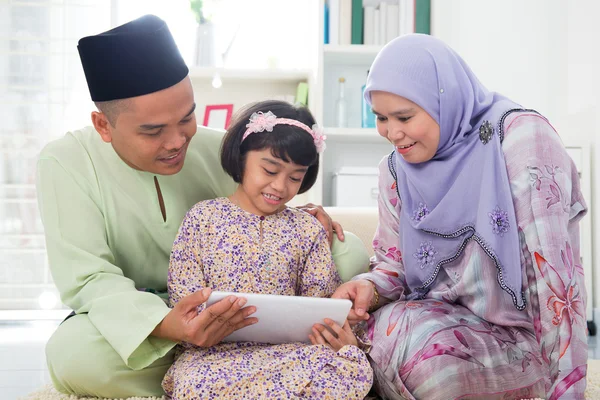 Aziatische familie met behulp van tablet pc-computer — Stockfoto