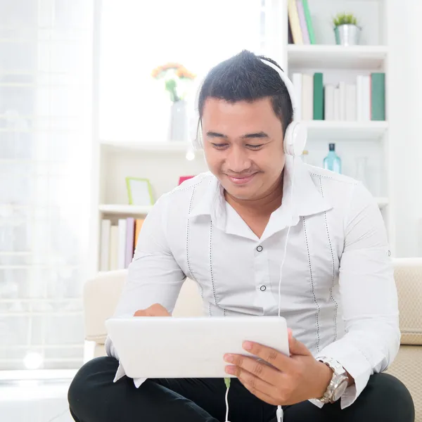Hombre asiático usando la tableta pc — Foto de Stock