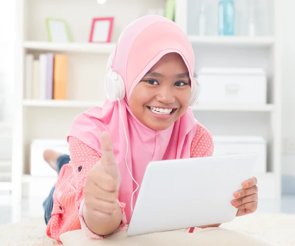 Asiática adolescente escuchando música — Foto de Stock