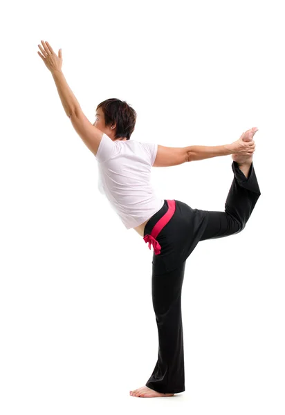 Asiática madura mujer practicando yoga — Foto de Stock