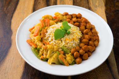 Vejetaryen biryani pirinç