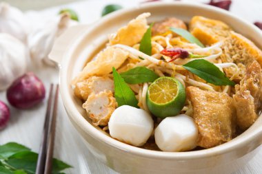 sıcak ve baharatlı Singapur curry noodle