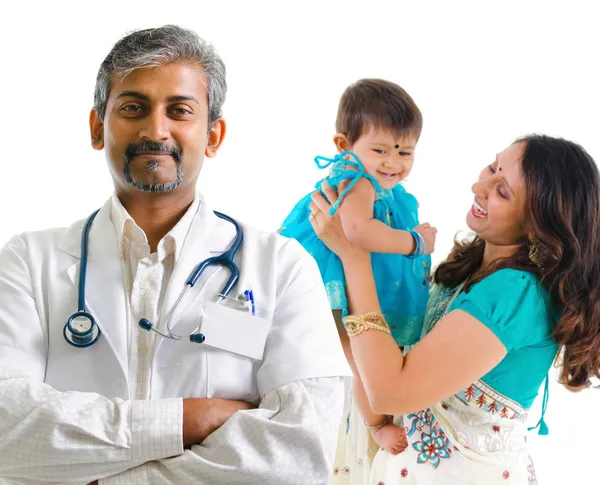 Medico indiano e famiglia di pazienti — Foto Stock