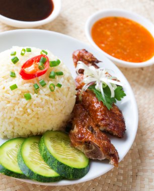 Singapur tavuklu pilav.