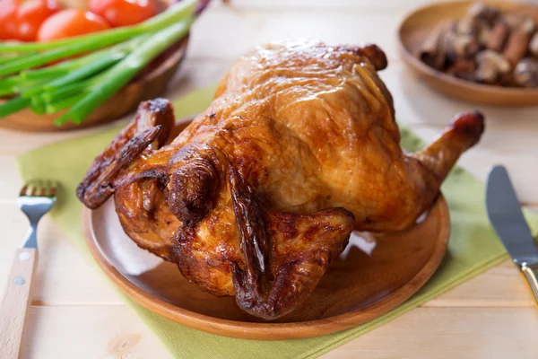 Ganze gebratene Hühnchen fertig zum Essen — Stockfoto