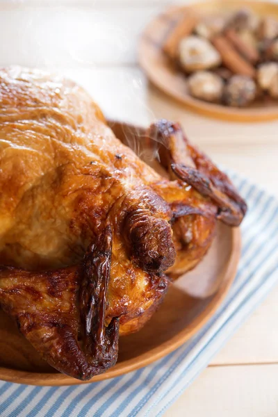 Жареная курица готова к еде — стоковое фото