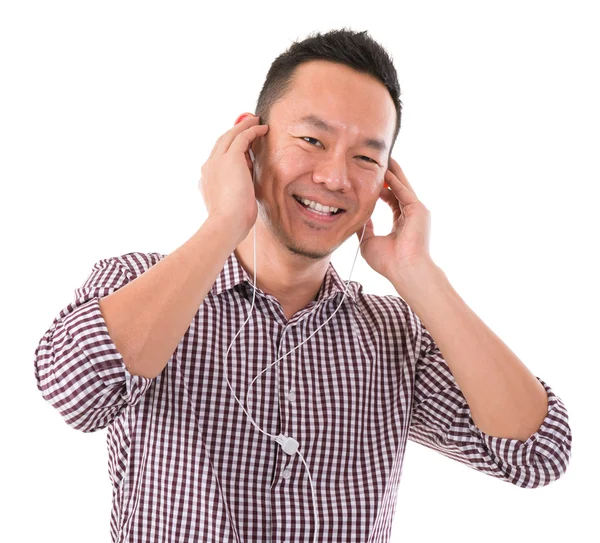 Asian man listening to mp3 — Stock Photo, Image