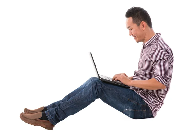 Homem asiático usando laptop — Fotografia de Stock