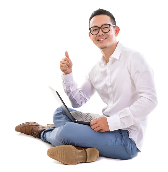 Daumen hoch asiatischer Mann mit Laptop — Stockfoto