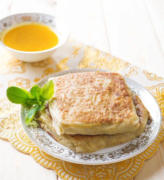 Naher Osten gefülltes Brot mutabbaq — Stockfoto