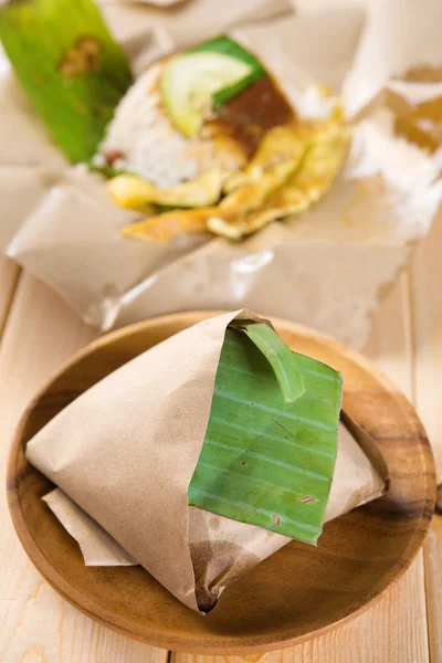 ナシゴレン lemak 伝統的なマレーシアの朝食 — ストック写真