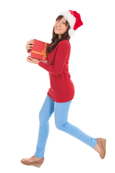 Femme de Noël courir avec boîte cadeau — Photo