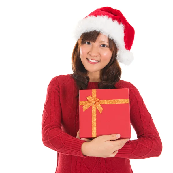 Asiatique fille de Noël tenant boîte cadeau — Photo