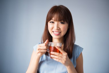 Asyalı kadın çay içme