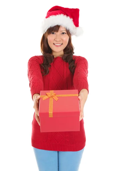 Santa vrouw gelukkig geven christmas gift box — Stockfoto