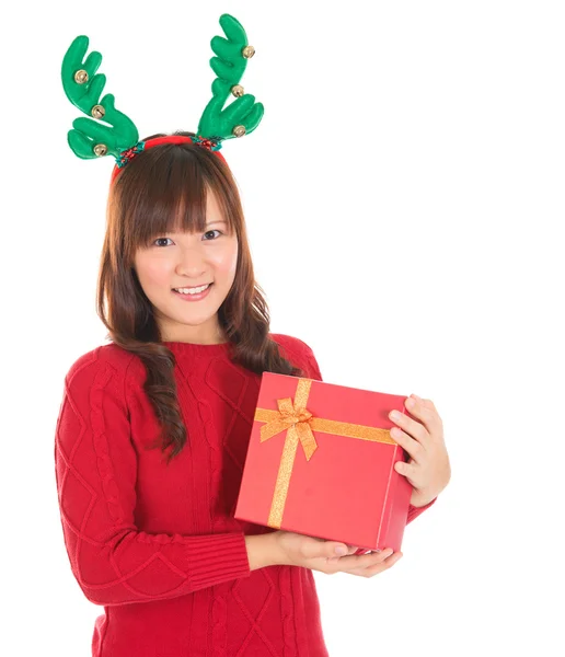 Asian Christmas woman holding gift wearing reindeer horns. — Stock Photo, Image