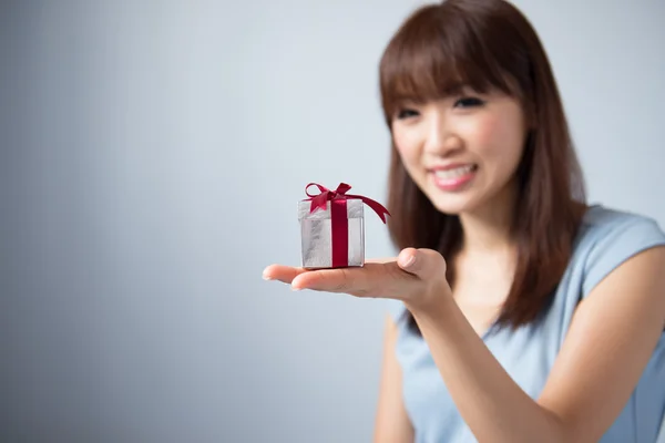 Aziatische meisje holding gift box — Stockfoto